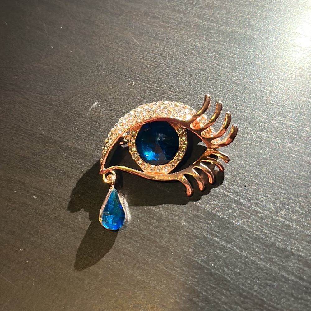 Blue tear drop eye brooch new - Picture 2 of 3